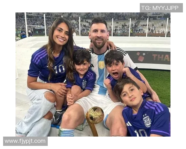 足球明星与爱妻甜蜜接吻瞬间展现幸福生活的美好画面 足球明星与爱妻甜蜜接吻瞬间展现幸福生活的美好画面